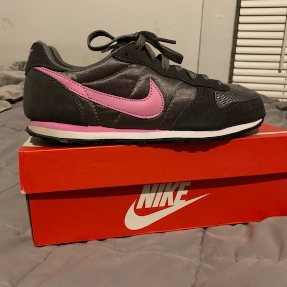 Nike Genicco Air Max Women's Grey Pink 8.5 Shoes